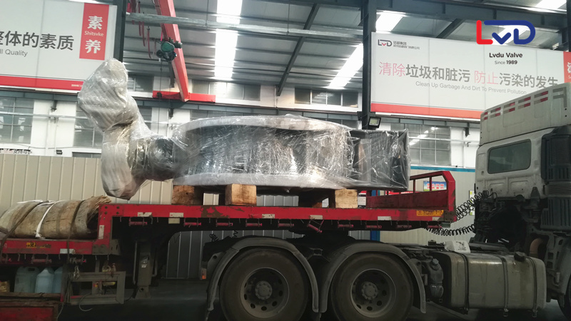 <裝車實拍>2米4電動硬密封法蘭蝶閥發往福建漳州