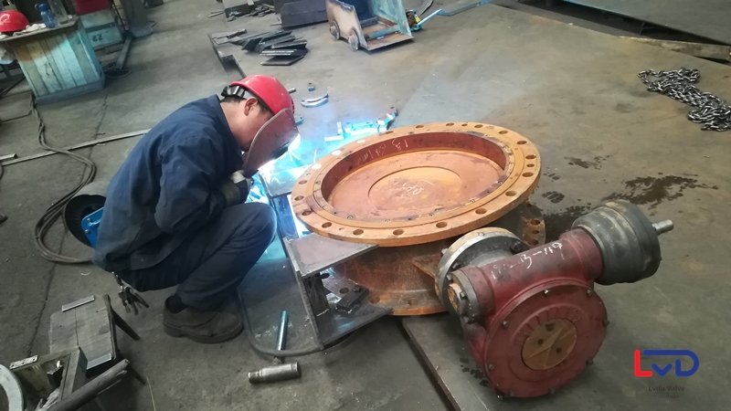 鋁都閥門DN600法蘭蝶閥站腳、起吊環(huán)焊接加工現(xiàn)場