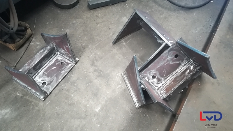 鋁都閥門DN600法蘭蝶閥站腳、起吊環(huán)焊接加工現(xiàn)場
