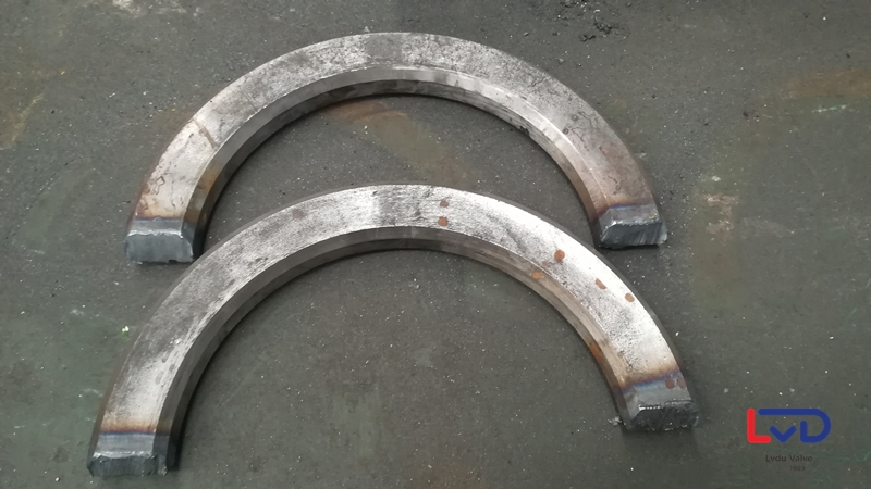 鋁都閥門DN600法蘭蝶閥站腳、起吊環(huán)焊接加工現(xiàn)場